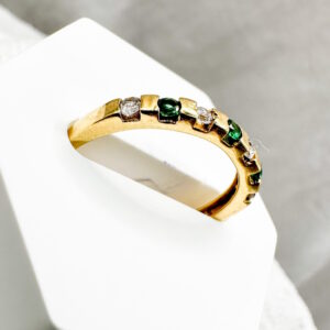 Anillo Talla 7 con 3 Circones Verdes y 4 Blancos de Oro 18K