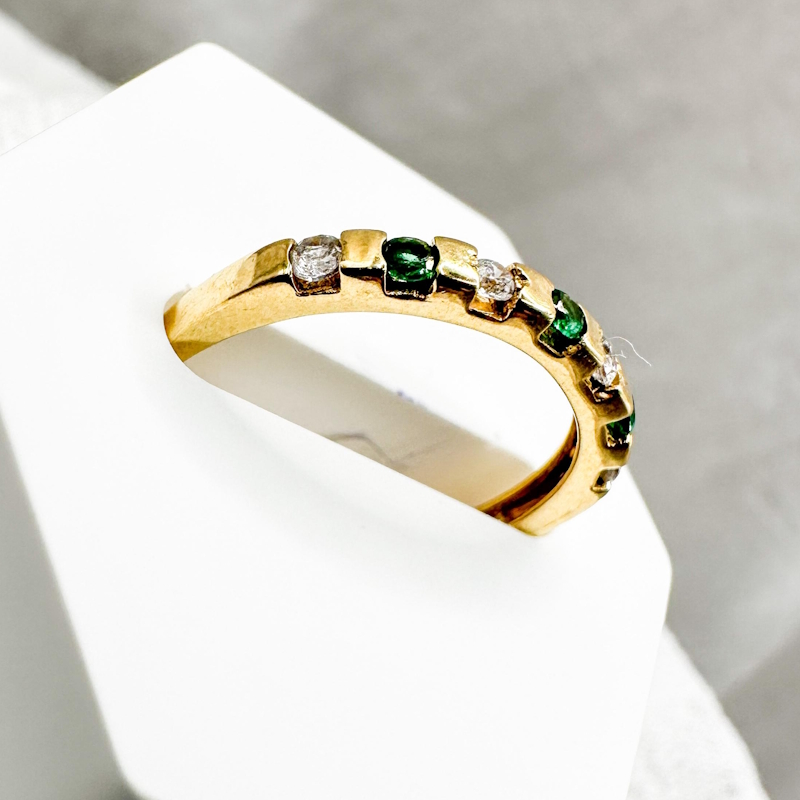 Anillo Talla 7 con 3 Circones Verdes y 4 Blancos de Oro 18K