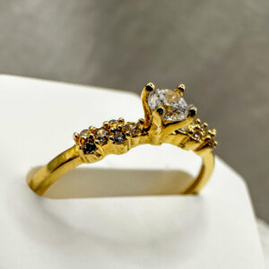 Anillo Circon Blanco Centro y Circones Laterales Talla 7.75 de Oro 18K